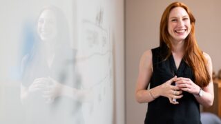 RIZAP ENGLISHとベルリッツを比較・相談するビジネスシーン